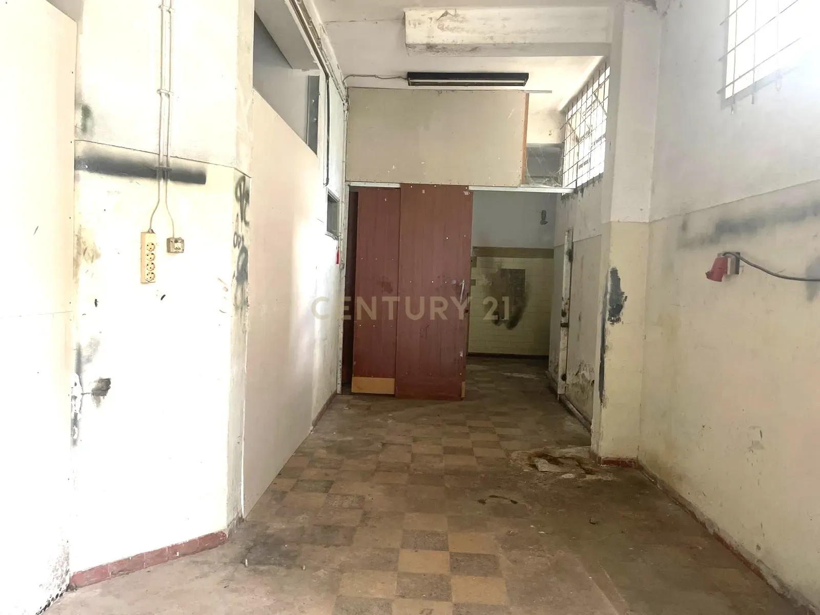 Fotografia 4 de ATENÇÃO INVESTIDORES! Armazém em Monte Abraão, Sintra muito bem localizado junto à Estação CF