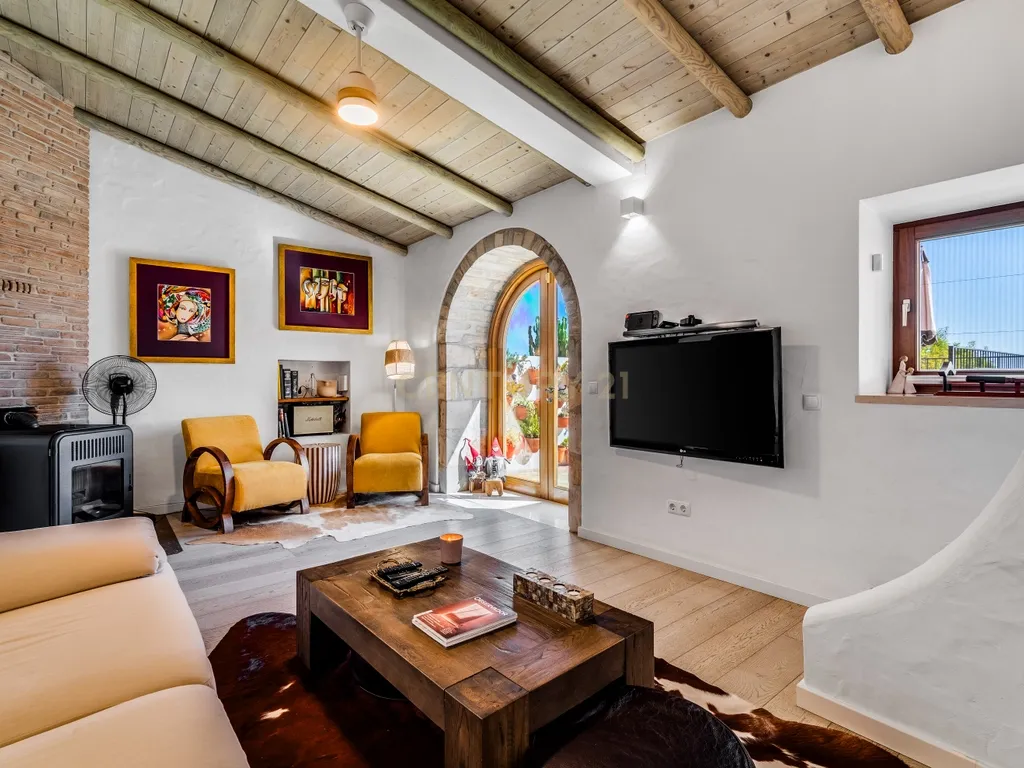 Propriedade com três habitações, piscina aquecida e sauna, num terreno de 10.000 m² - Image 12