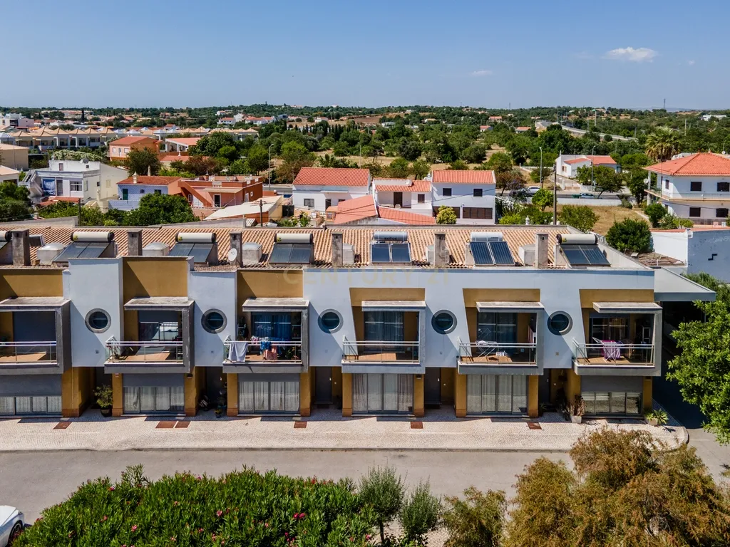 Moradia T3, com piscina, inserida num Condomínio Familiar – Ferreiras, Albufeira - Image 1