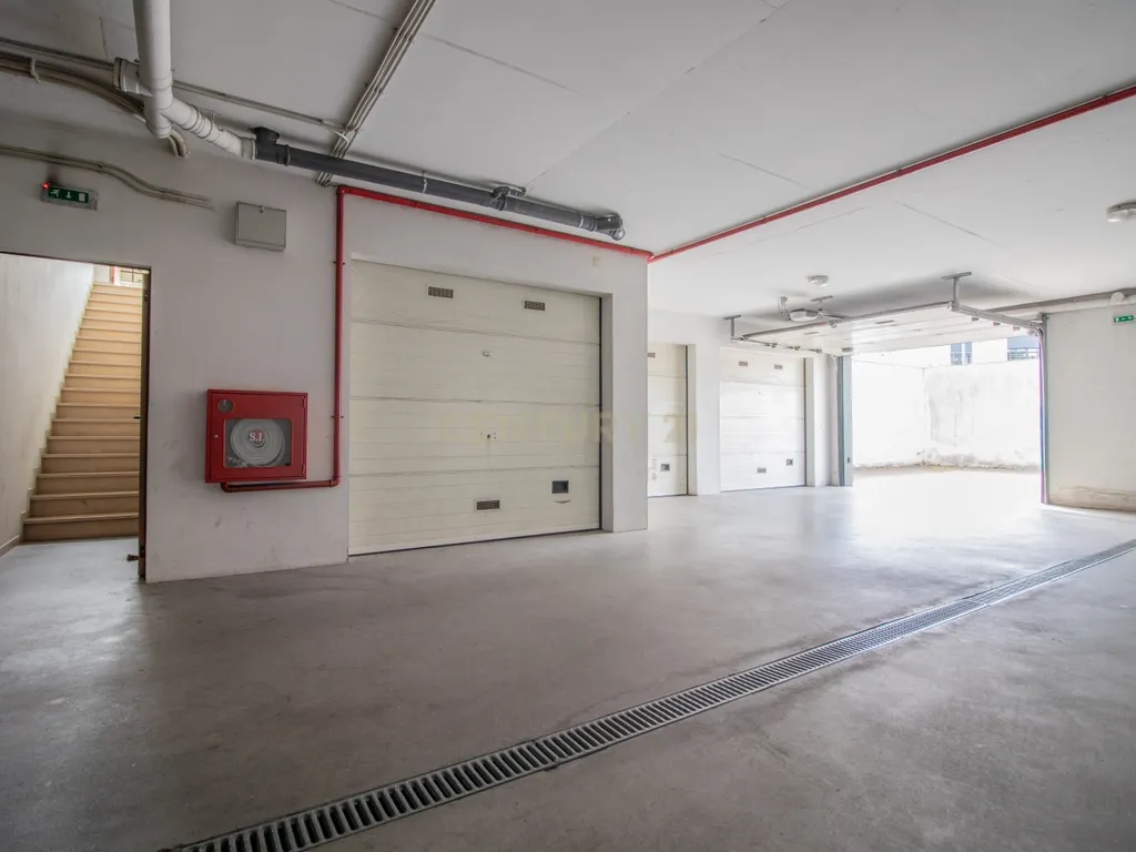 Loja passível de ser transformado em Apartamento T2 ou T3 com terraço privativo de Garagem - Image 27