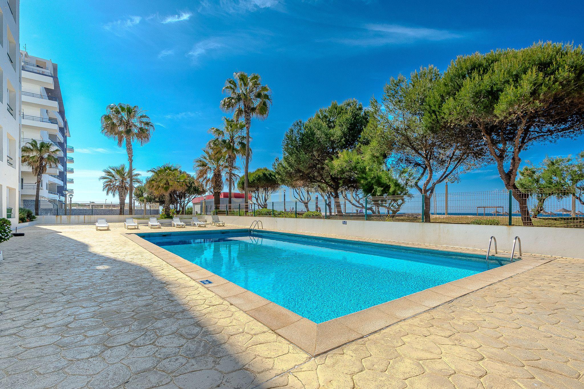 Apartamento T2 com Vista Mar na Primeira Linha de Praia – Quarteira - Image 25