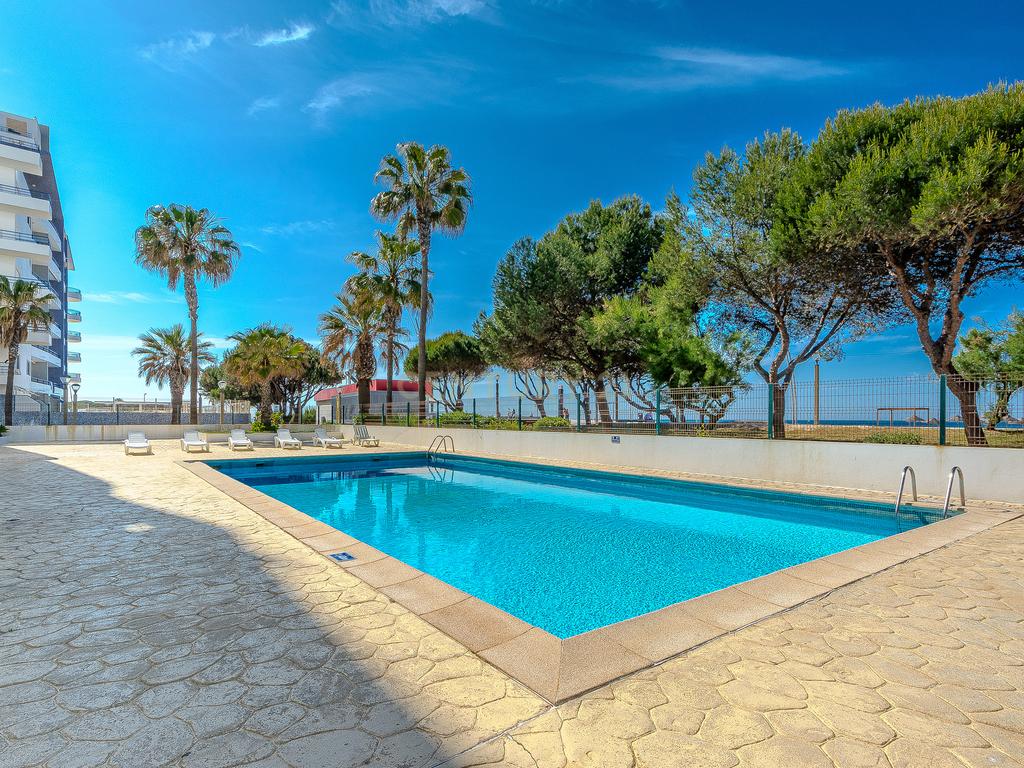 Apartamento T2 com Vista Mar na Primeira Linha de Praia – Quarteira - Image 25