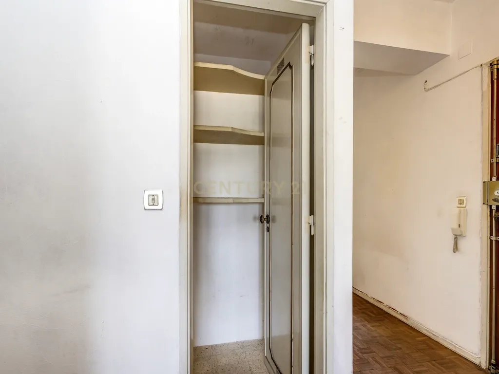 Apartamento T4 com 129 m² e estacionamento — Calçada do Tojal, oportunidade para remodelação total - Image 4