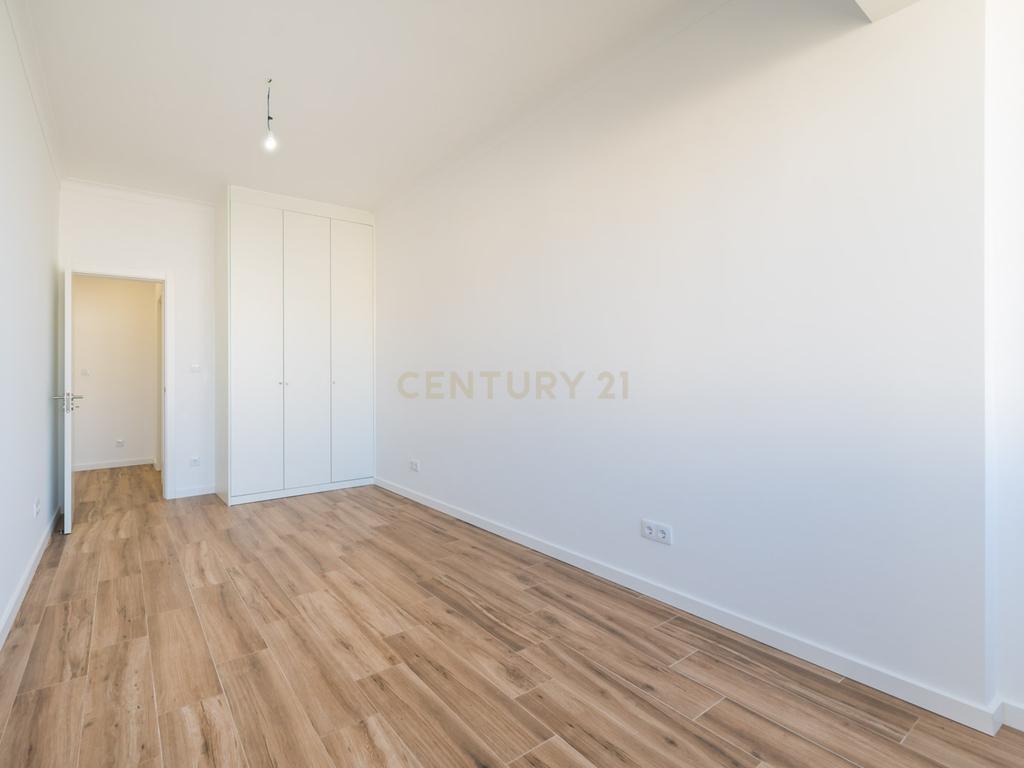 T2 Totalmente Renovado em Mem Martins, Excelente Localização - Image 27