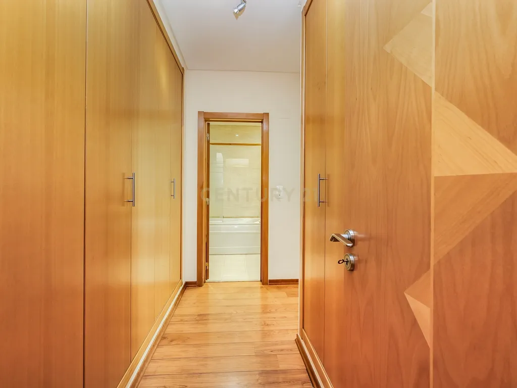 Apartamento T3 com vista panorâmica sobre o Jamor em condomínio fechado com piscina e ginásio - Image 13