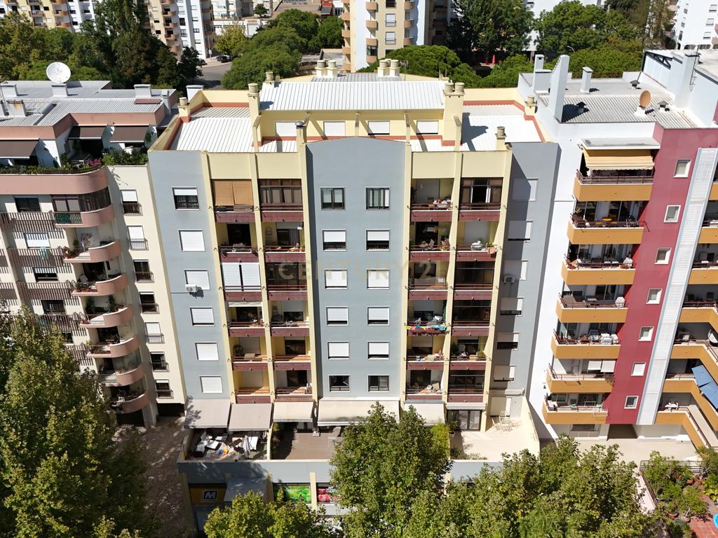 Luxuoso Apartamento T2, Totalmente Remodelado, em Vanicelos, em Setúbal - Image 1