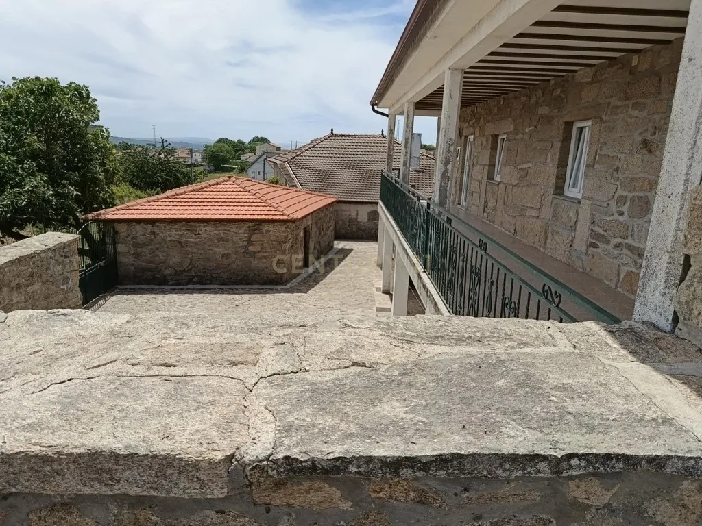 Moradia Rústica T3 com Terreno de 6300m² – Travancas, Chaves - Image 2