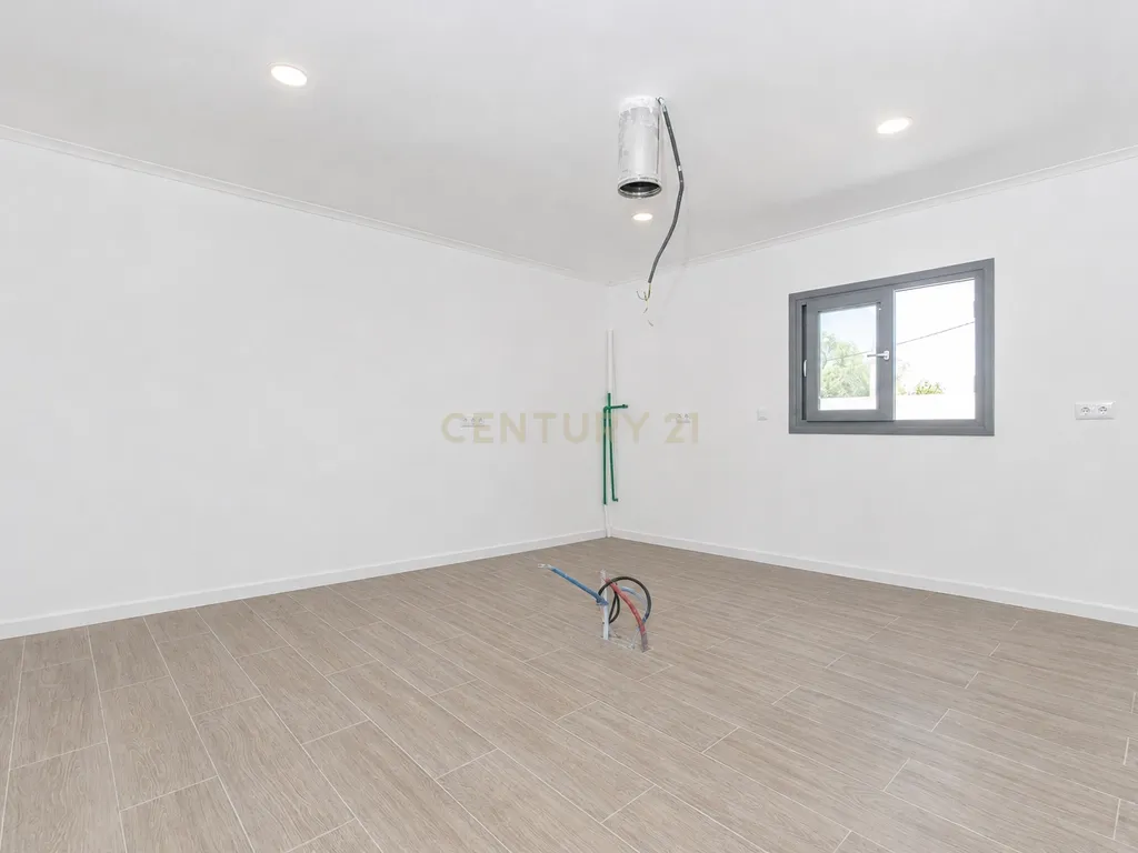 MORADIA T3 COM PISCINA E VISTA CAMPO - Image 19