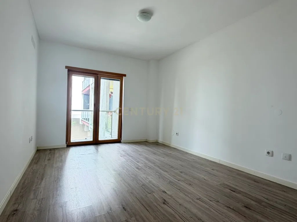 Apartamento T3 com Duas Varandas e Arrecadação, no Pinhal Novo - Image 21