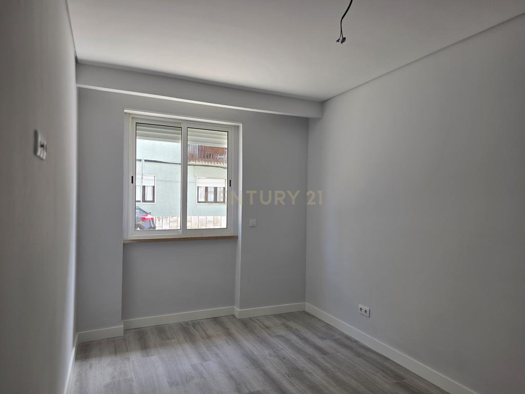 Apartamento T2 Renovado em Alcochete com Logradouro - Image 8