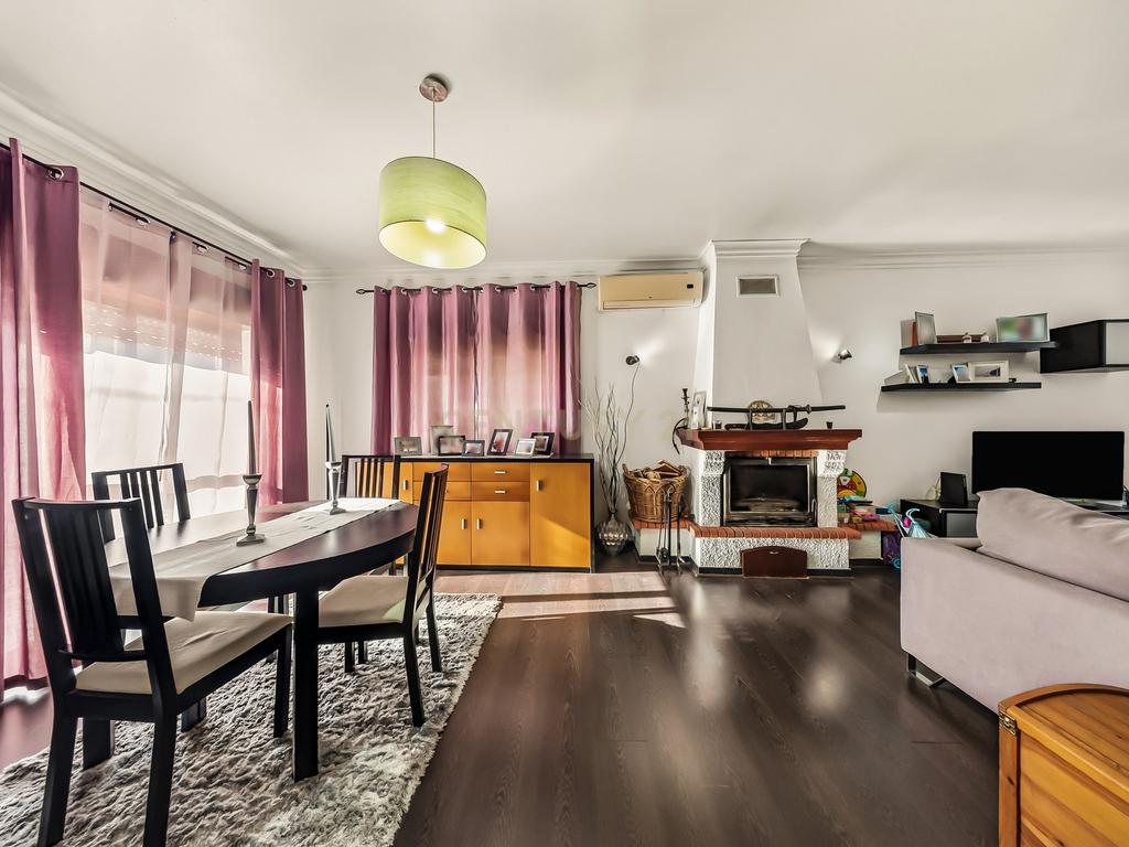 Moradia Geminada T3 com excelentes áreas, terreno e localização privilegiada em Fernão Ferro - Image 12