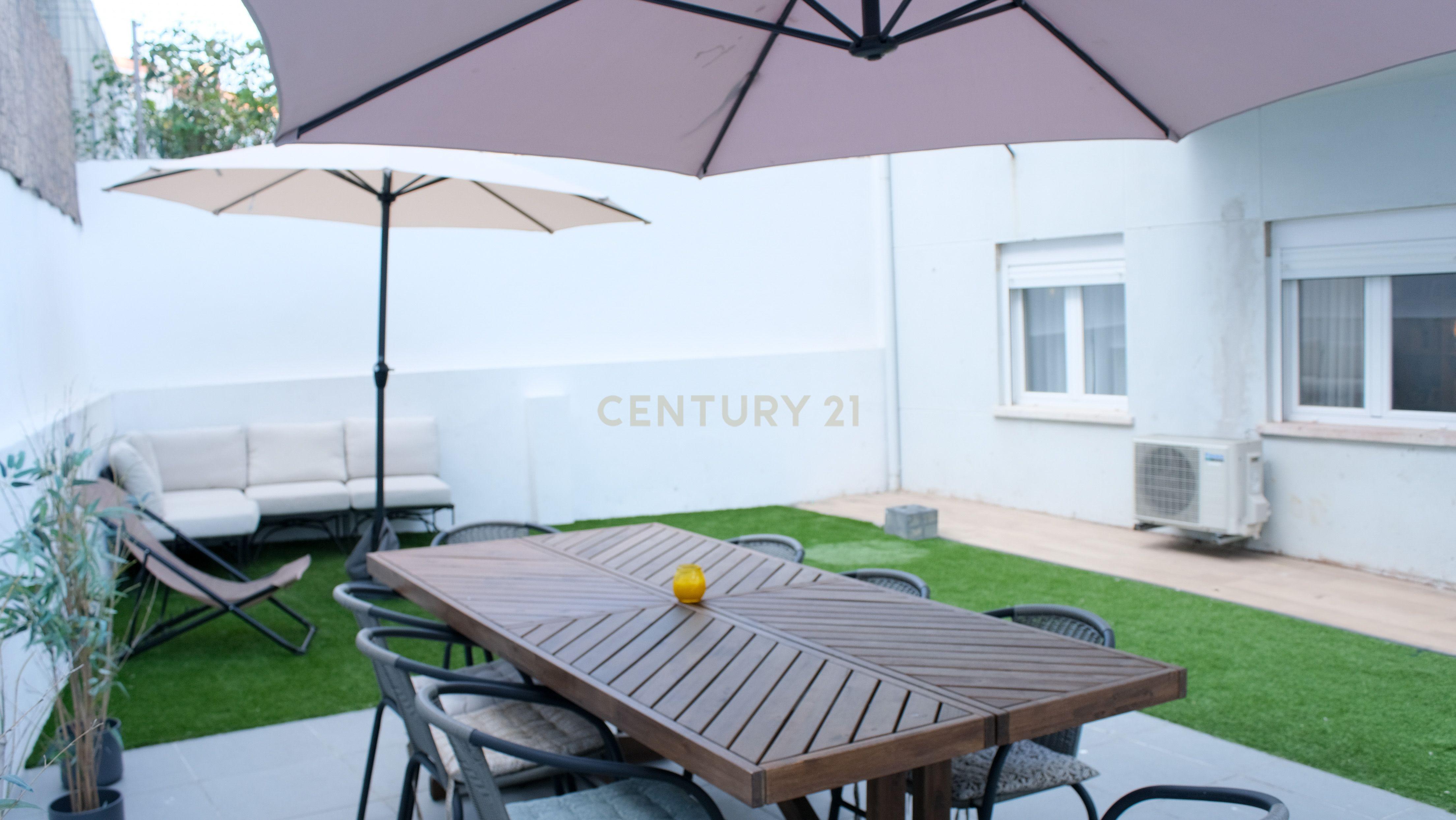 Fotografia 3 de Apartamento T2 Renovado com Logradouro de 80m² no Centro de Almada