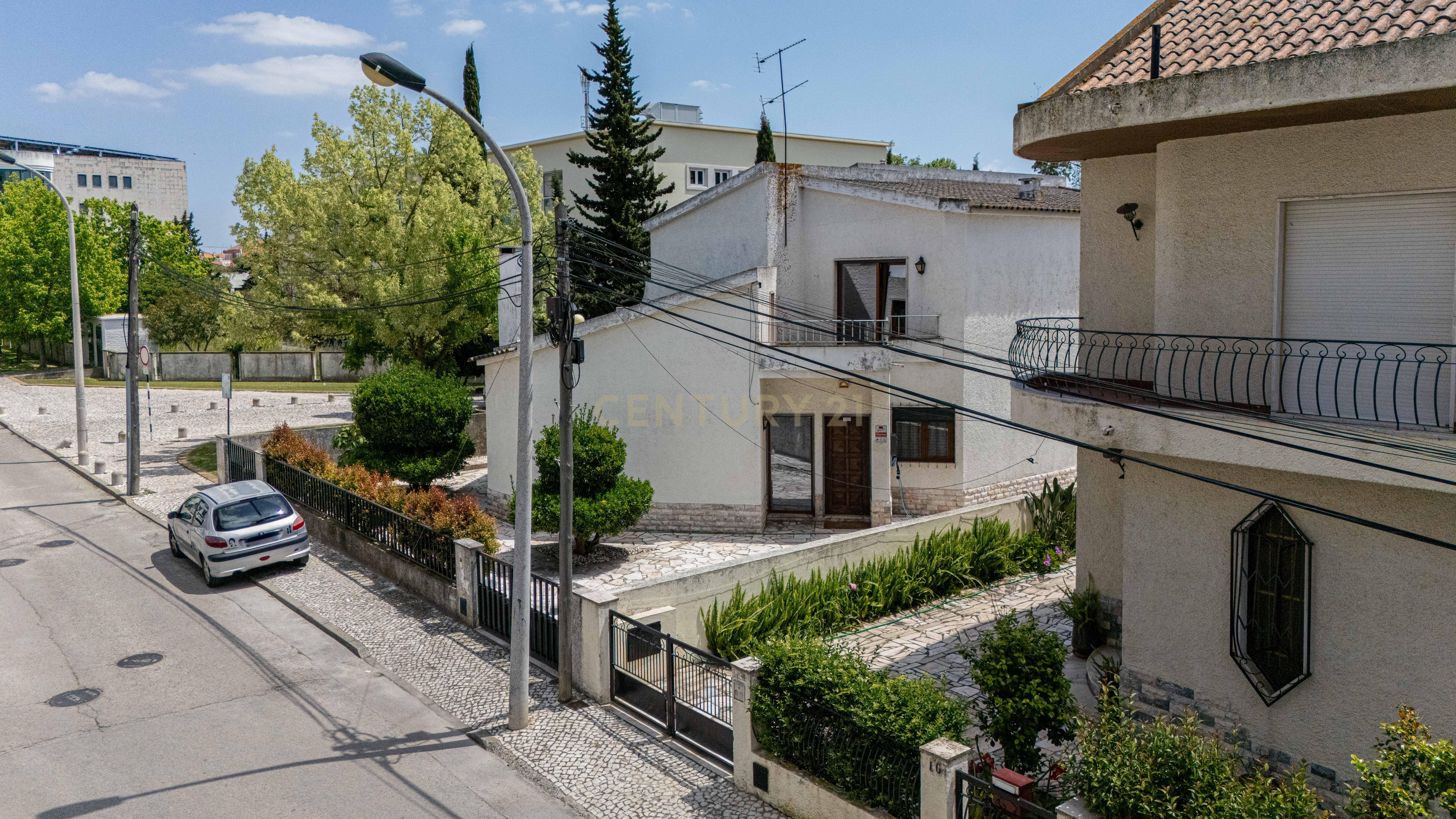 Moradia T6 no centro do Montijo com jardim e garagem - Image 53
