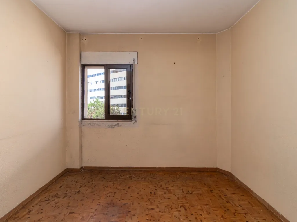 T3 com 73m² | 4º andar com elevador | Para remodelar em Lisboa - Image 15