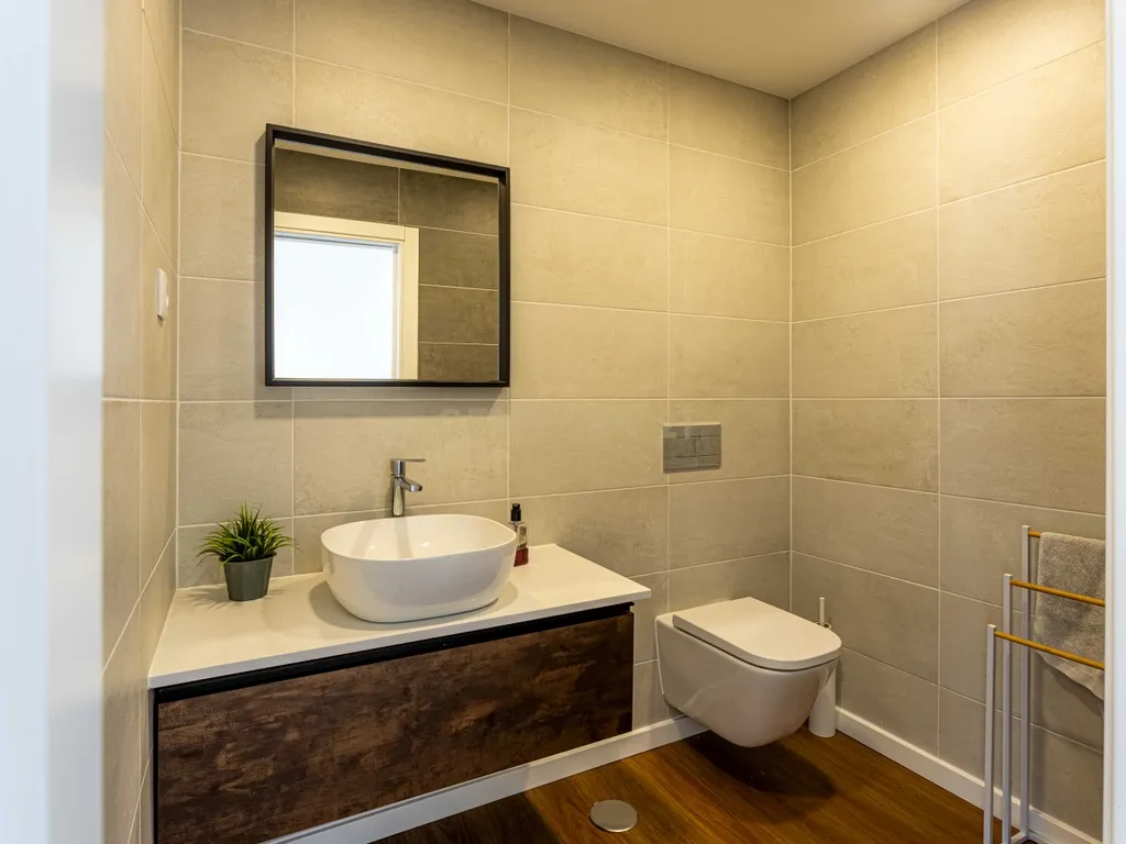 Moradia V4 isolada de arquitetura contemporânea com piscina, com vista para Serra da Arrábida - Image 10