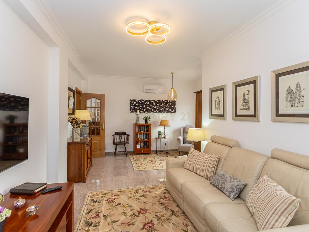 Apartamento T4 c/Arrecadação - Torre da Marinha - Image 1