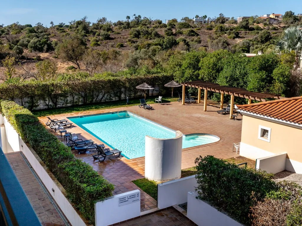 OPORTUNIDADE UNICA EM ALCANTARILHA - APARTAMENTO PARA VIVER OU RENTABILIZAR, PERTO DE TODOS OS SERVIÇOS E COMODIDADES - Image 1