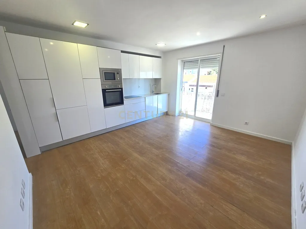 Apartamento T1 transformado em T2 no Feijó - Image 1