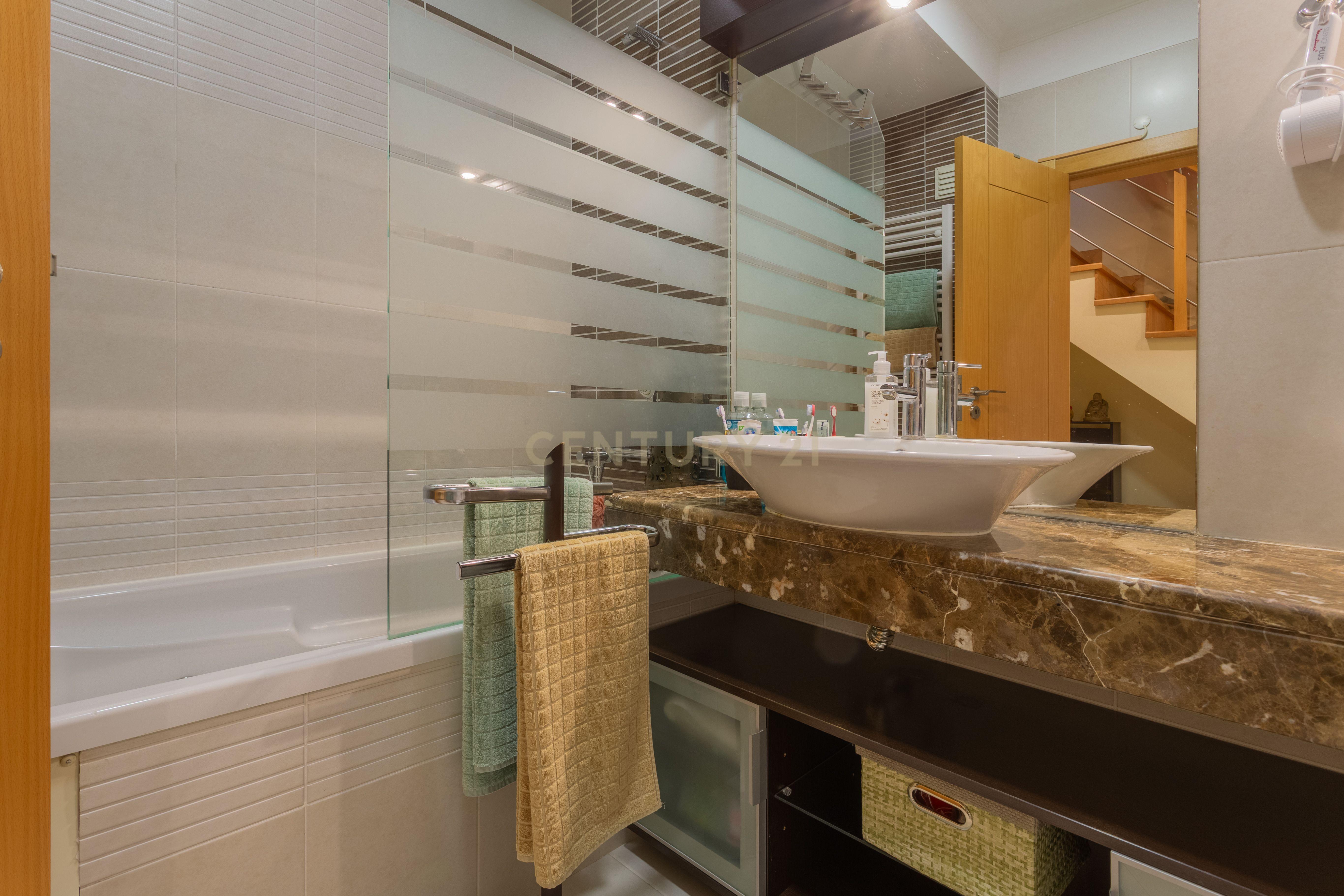 Fotografia 9 de Apartamento T2 / Duplex, com Garagem, sito na Sobreda, concelho de Almada.