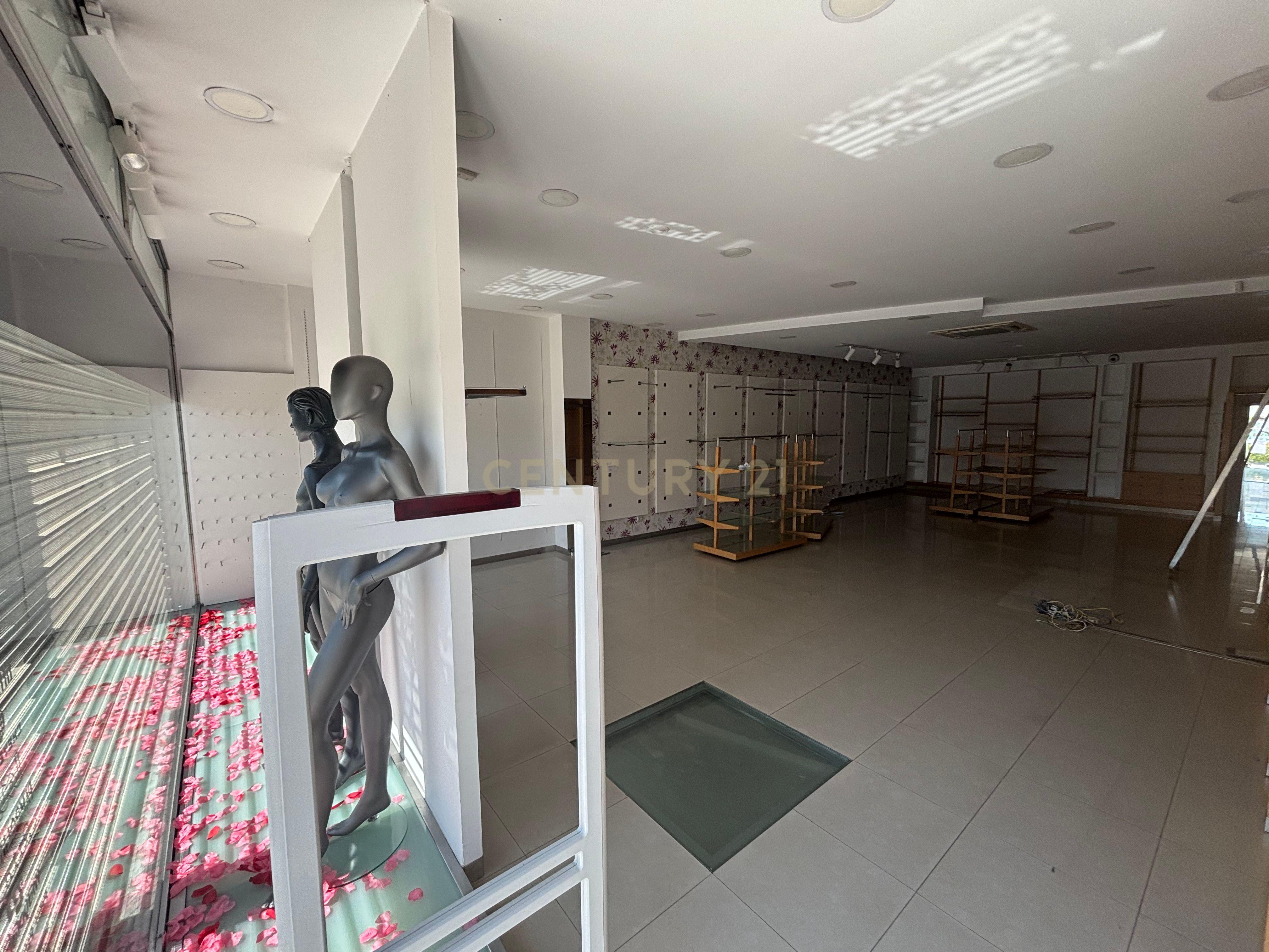 Fotografia 7 de Loja Centro Paredes com Enorme Montra