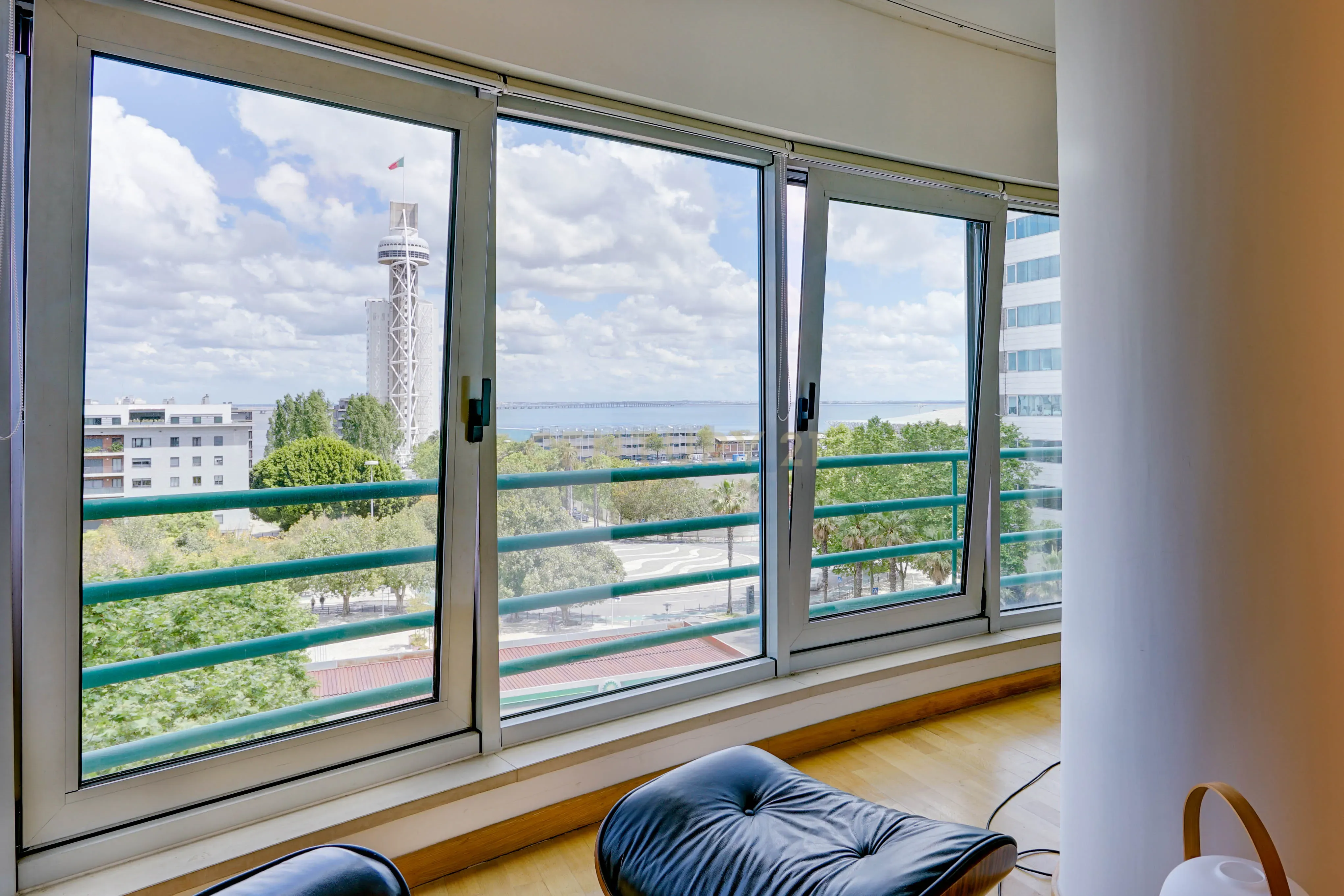 Apartamento T3 com Vista Panorâmica para o rio no Parque das Nações - Image 9