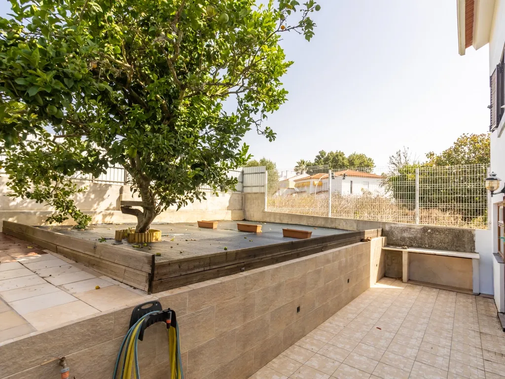 Duas moradias, um terreno com 650 m² e uma vista privilegiada para a Serra de Sintra - Image 43
