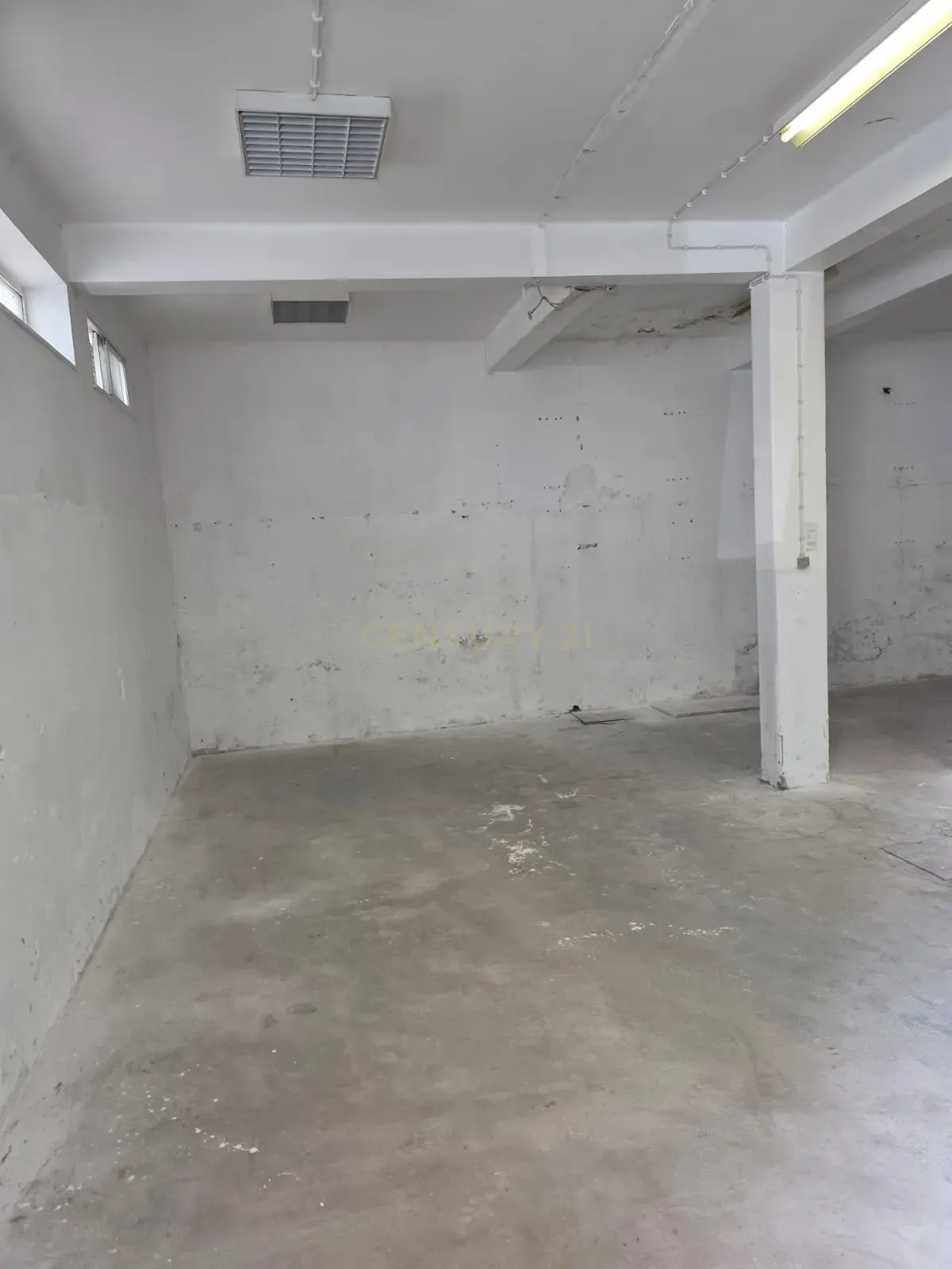 Fotografia 7 de Armazém com 160 m² para investimento em Linda-a-Velha