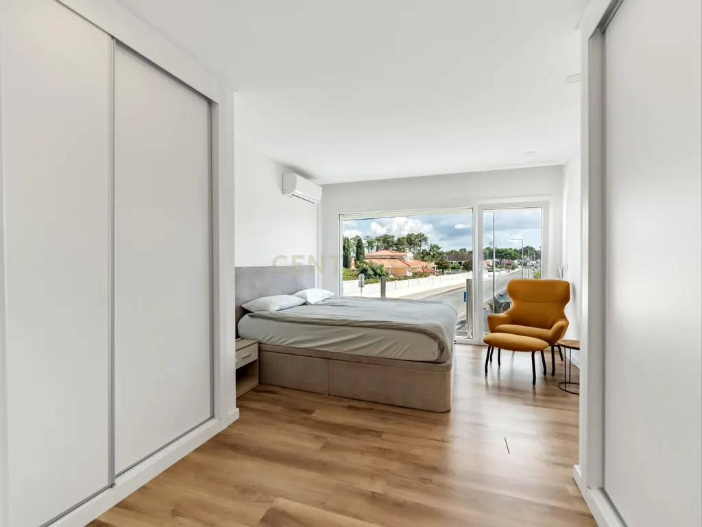 Moradia T4 Contemporânea com piscina, na Aroeira, perto do golf e praias - Image 21