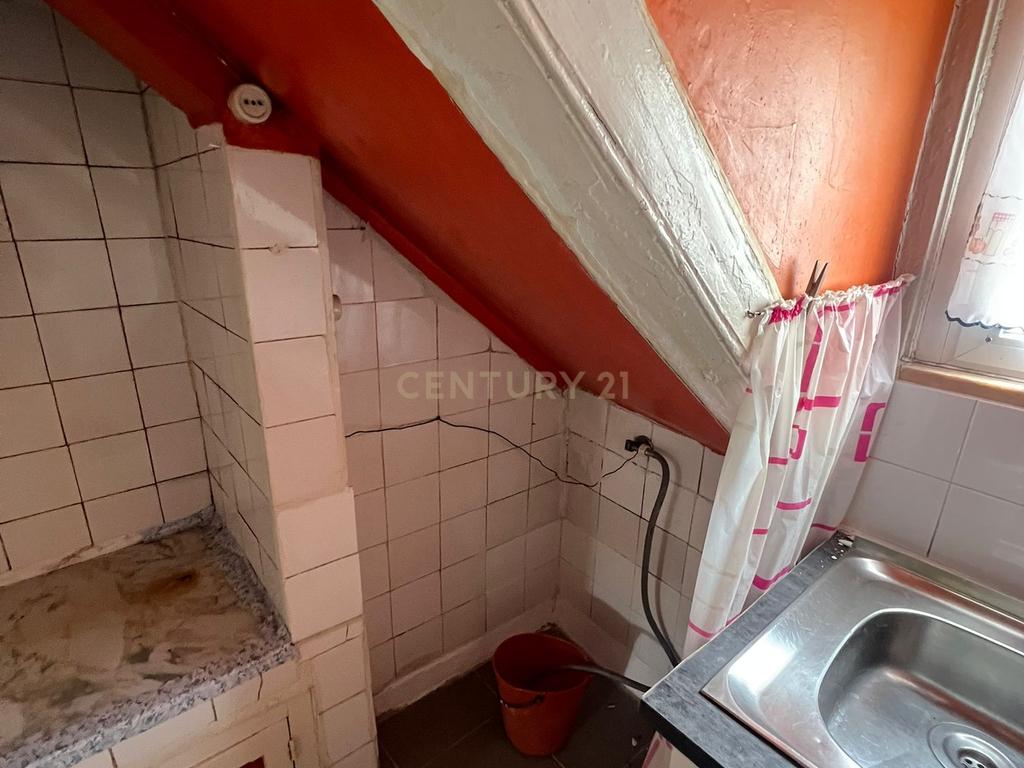 Oportunidade em Lisboa: Alcântara T2 para Recuperar - Image 5