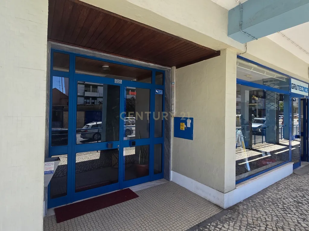 T3 com Lareira, 101m² e Duas Frentes no Centro do Barreiro - Image 10