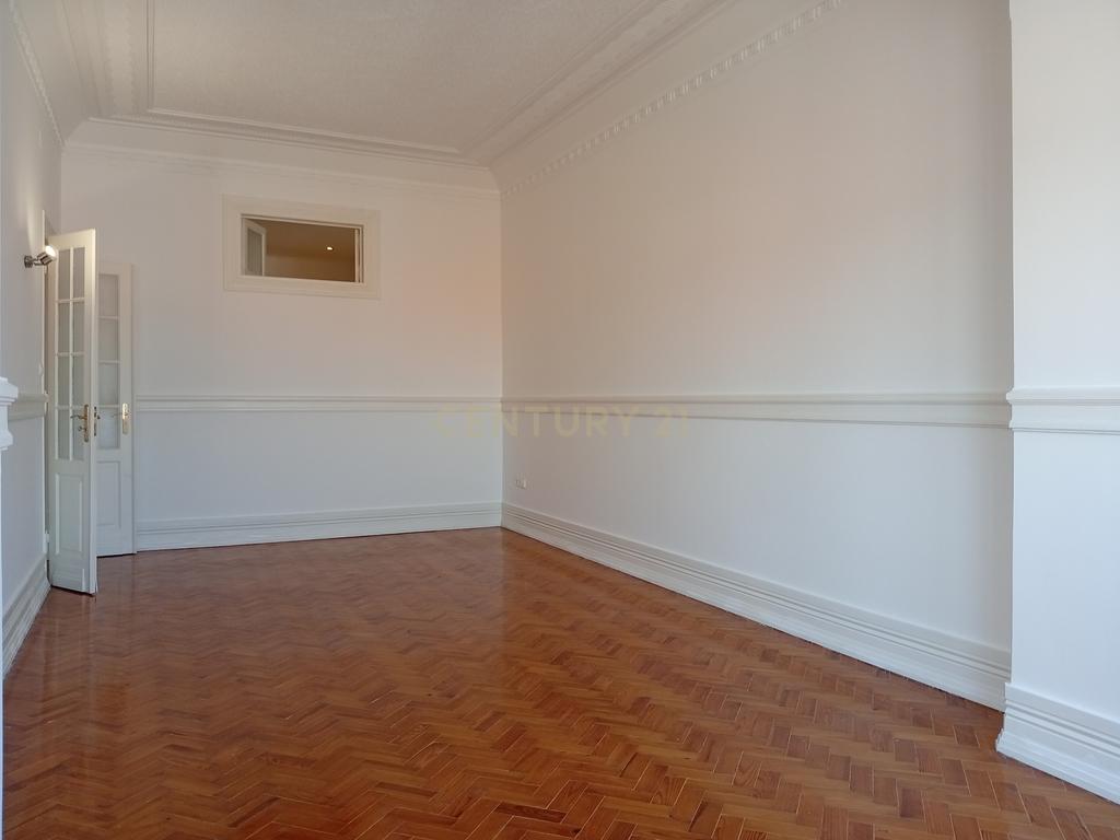 Situado no Bairro Azul junto do Metro e do El Corte Inglês/Fundação Gulbenkian, tem este apartamento com traça antiga com 7 assoalhadas dispostas numa área de 200 m². - Image 14
