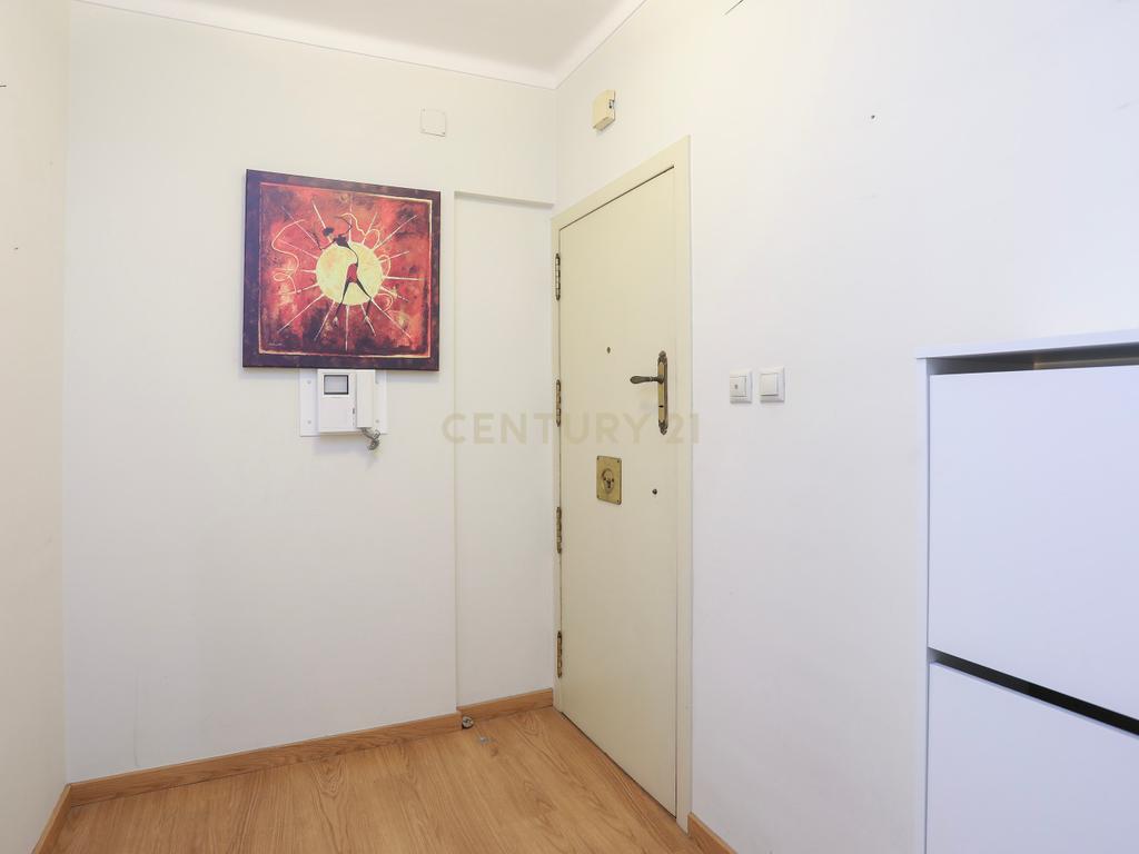 Apartamento T2 para Arrendamento com Garagem e Varanda- Arroja, Odivelas - Image 9