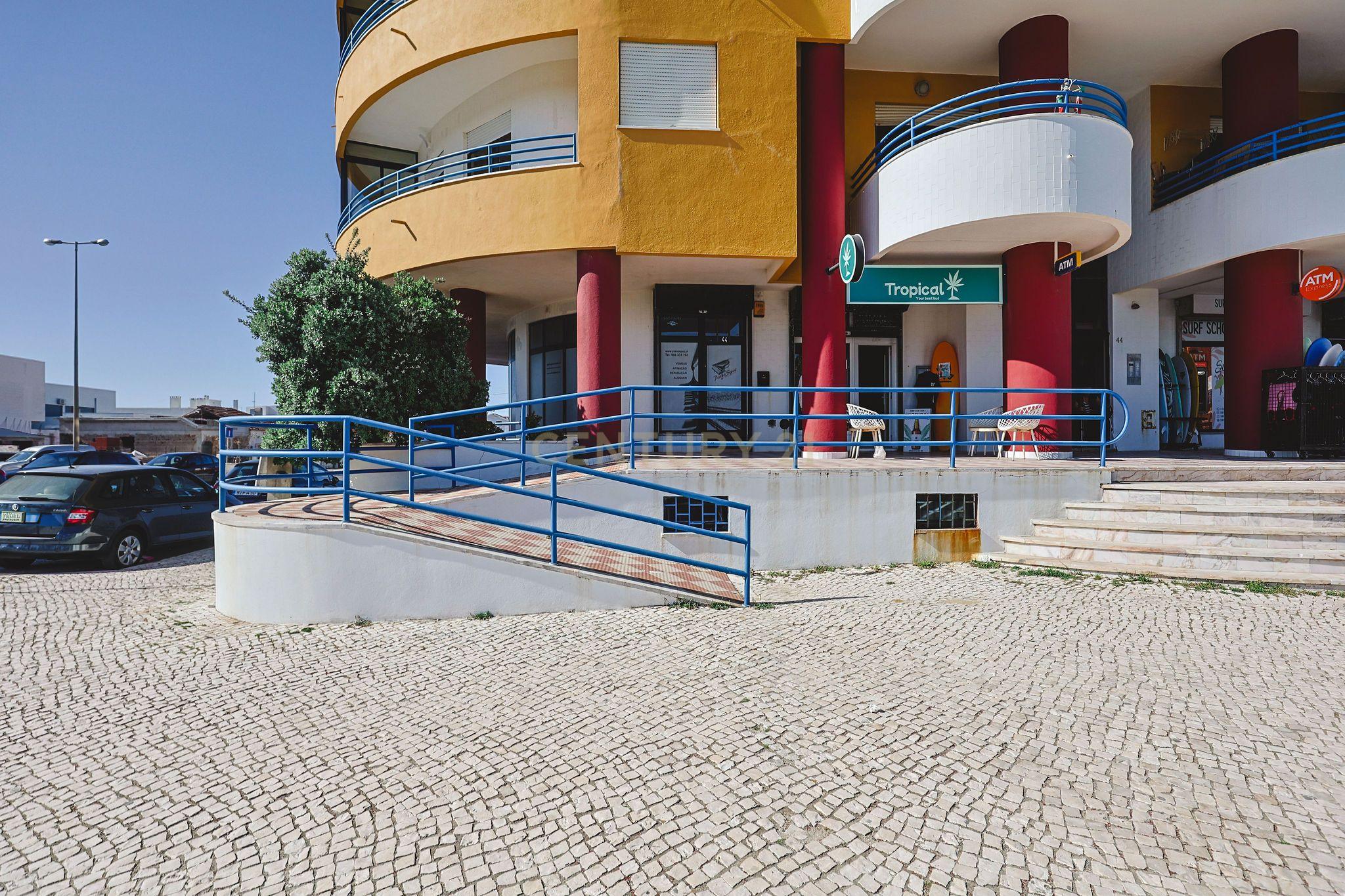 Fotografia 4 de Espaço comercial à venda em zona premium com várias montras, junto à praia