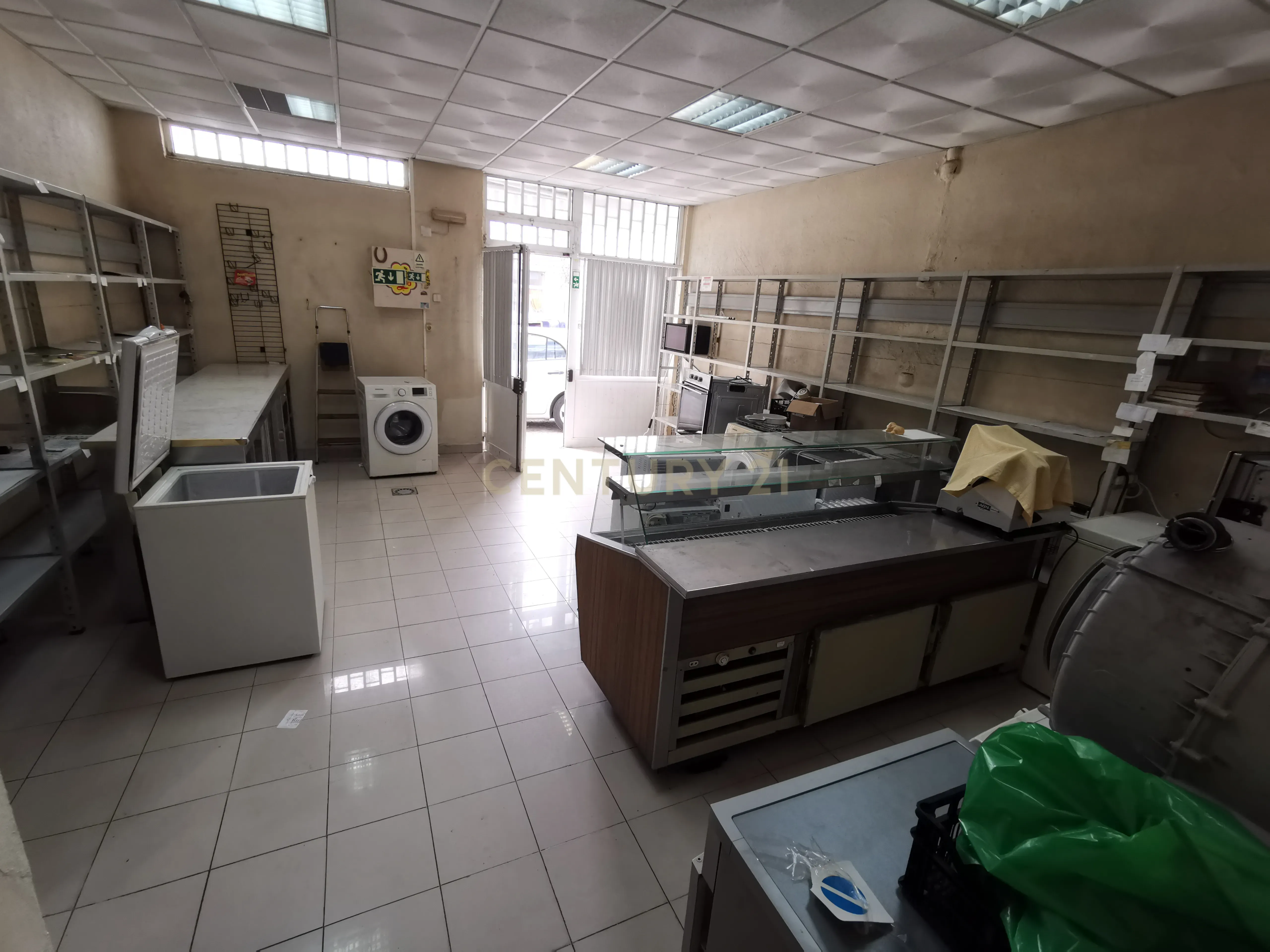 Fotografia 8 de Vende-se Loja , ou Garagem  ou outros ramos de Negócio- Cova da Piedade- Barrocas