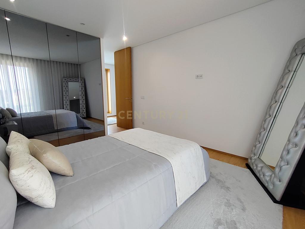 Moradia T4 Moderna com Piscina e Jardim – Touguinha - Image 36