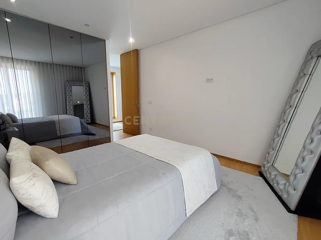 Moradia T4 Moderna com Piscina e Jardim – Touguinha - Image 36