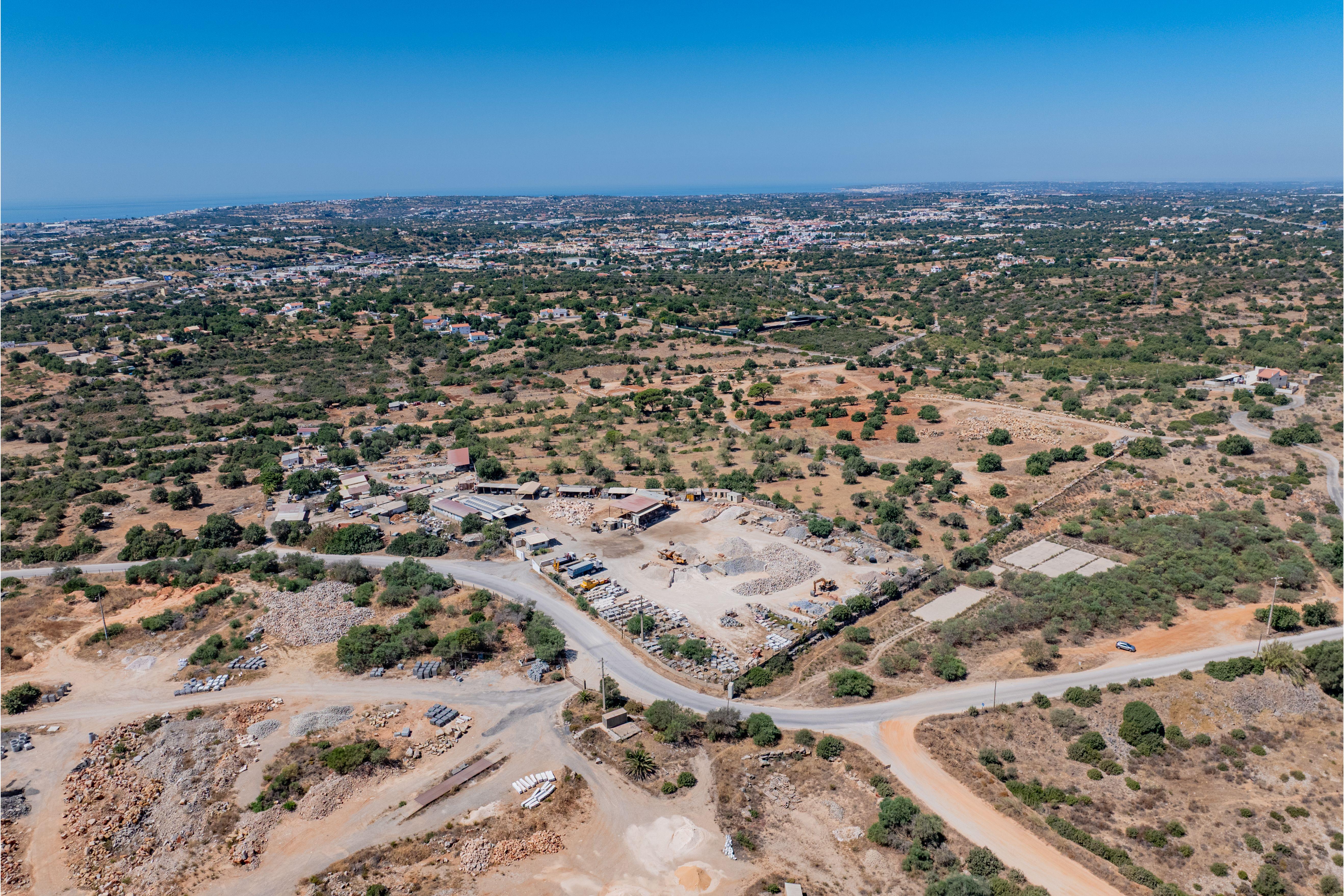 Fotografia 10 de Terreno rústico localizado em Alfarrobeiras em Ferreiras, com uma área total de 30590m².