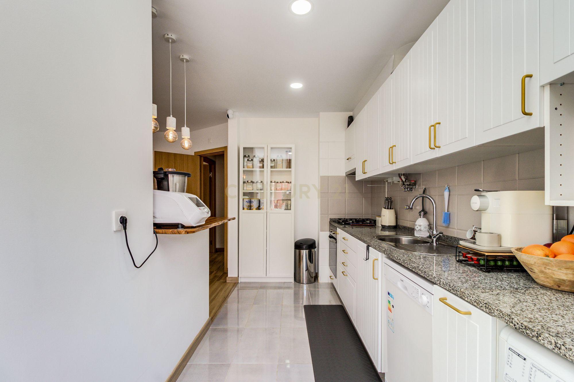 Apartamento T2 remodelado em São Marcos com Varanda e Ar Condicionado - Image 15