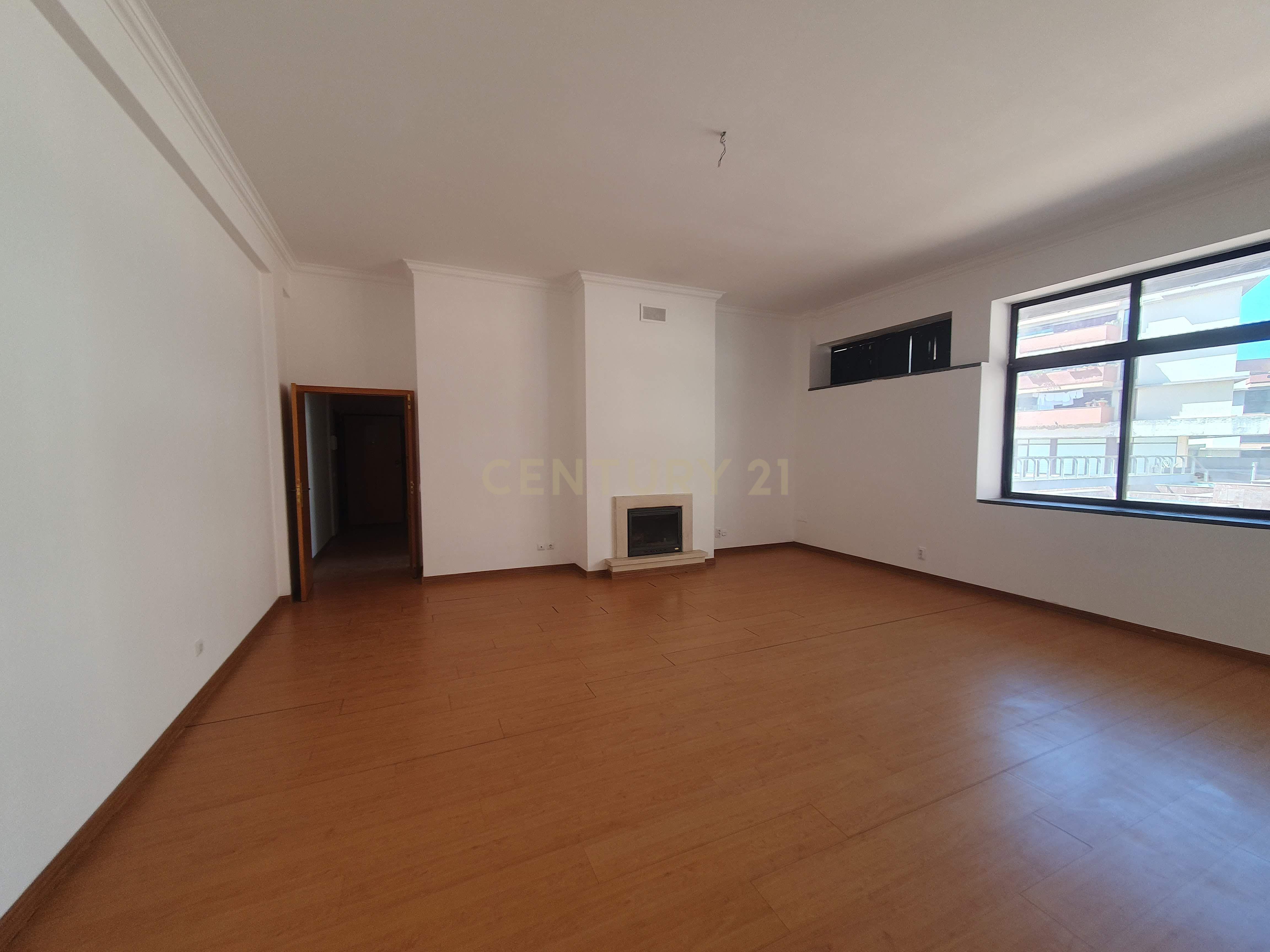 Fotografia 3 de Apartamento T3 com 155 m², estacionamento e arrecadação em São Sebastião, Setúbal