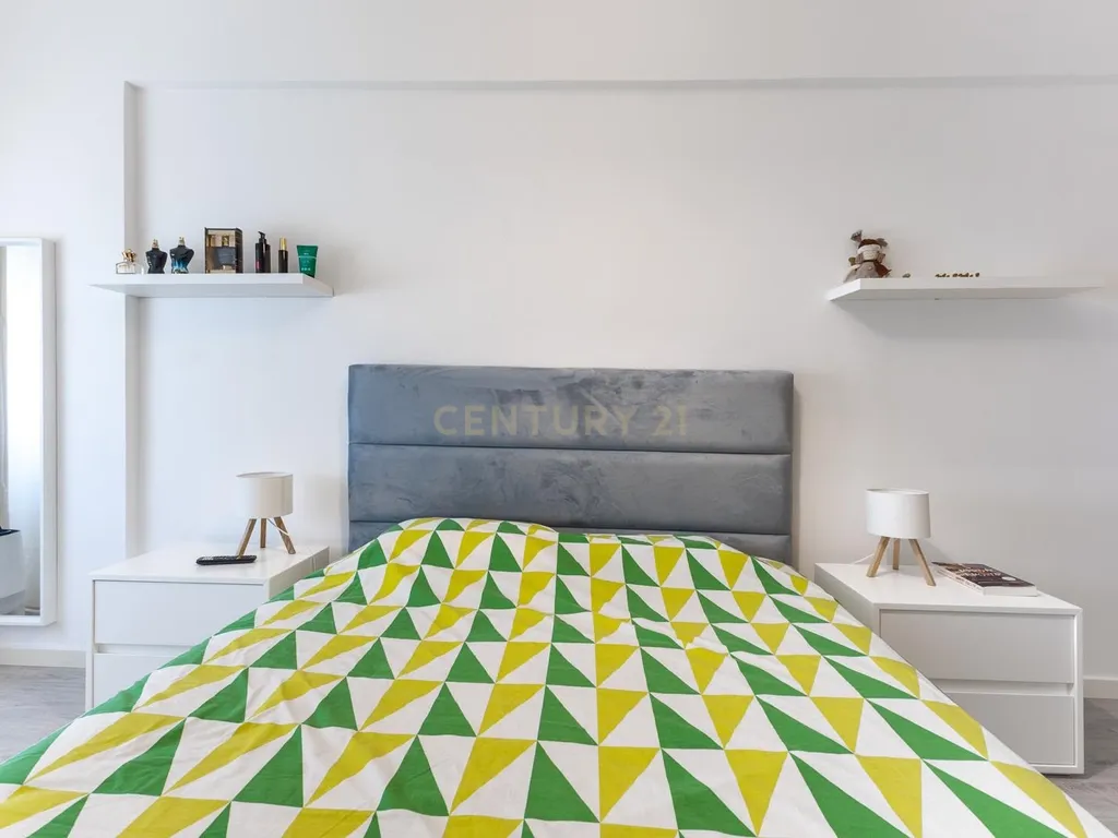 Apartamento Renovado com Vista Mar em Setúbal - Image 14