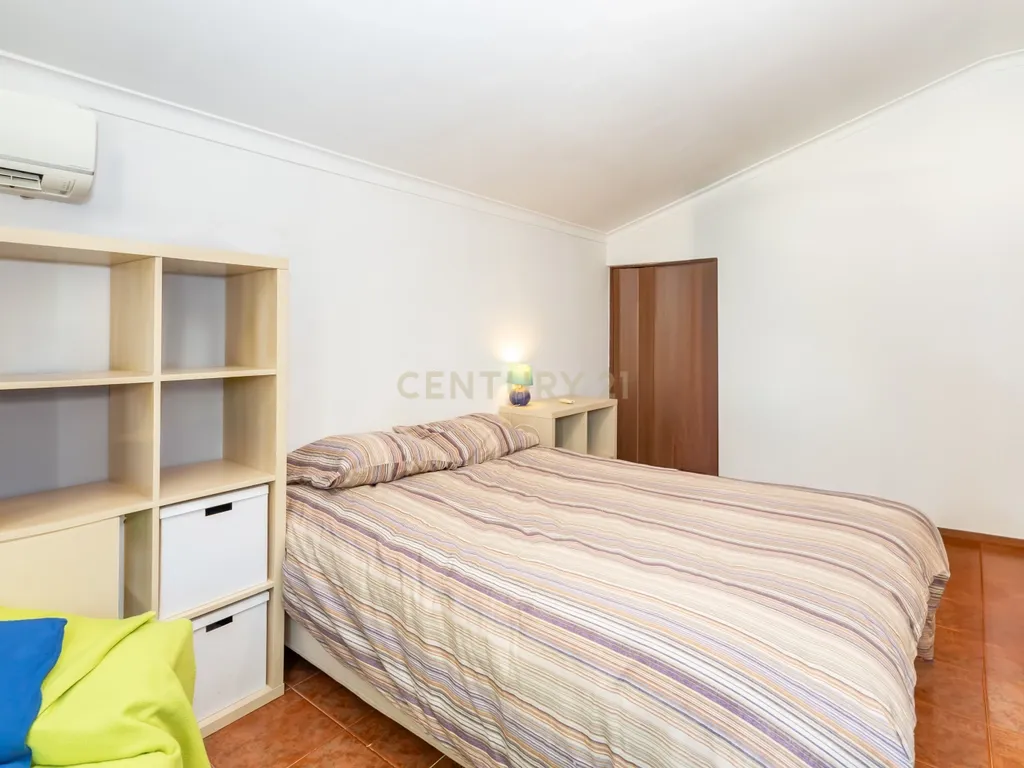 Moradia T5 no centro da Quinta do Conde – Espaço, Conforto e Localização Perfeita - Image 46