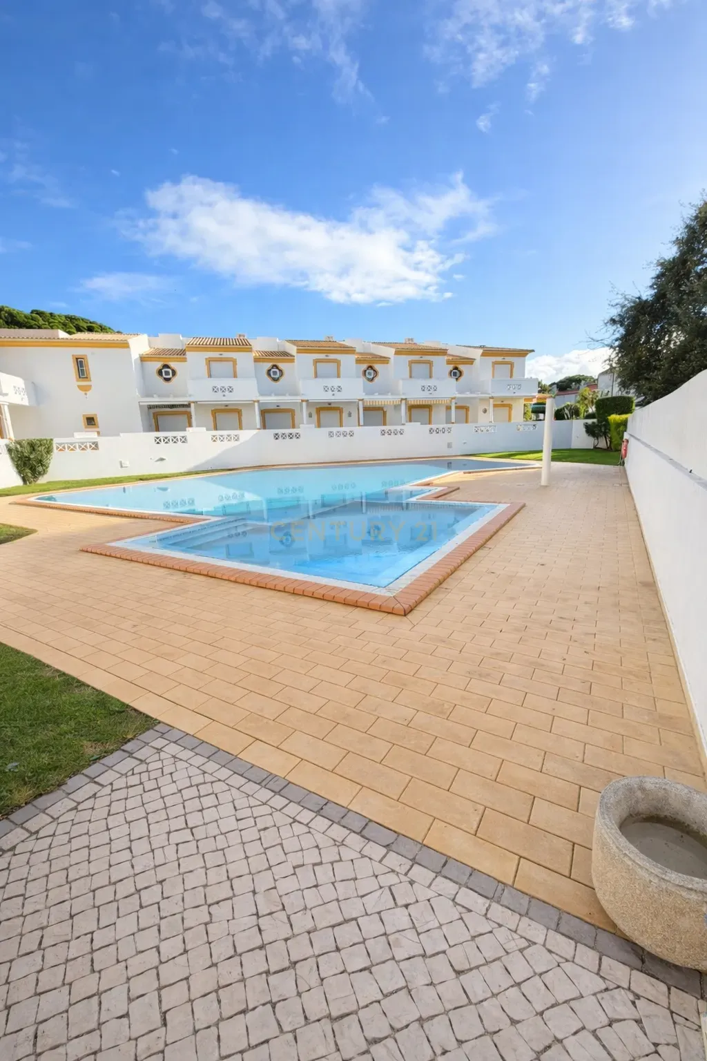Fotografia 2 de Moradia T3 em Condomínio com Piscina em Olhos d’Água - Oportunidade no Algarve