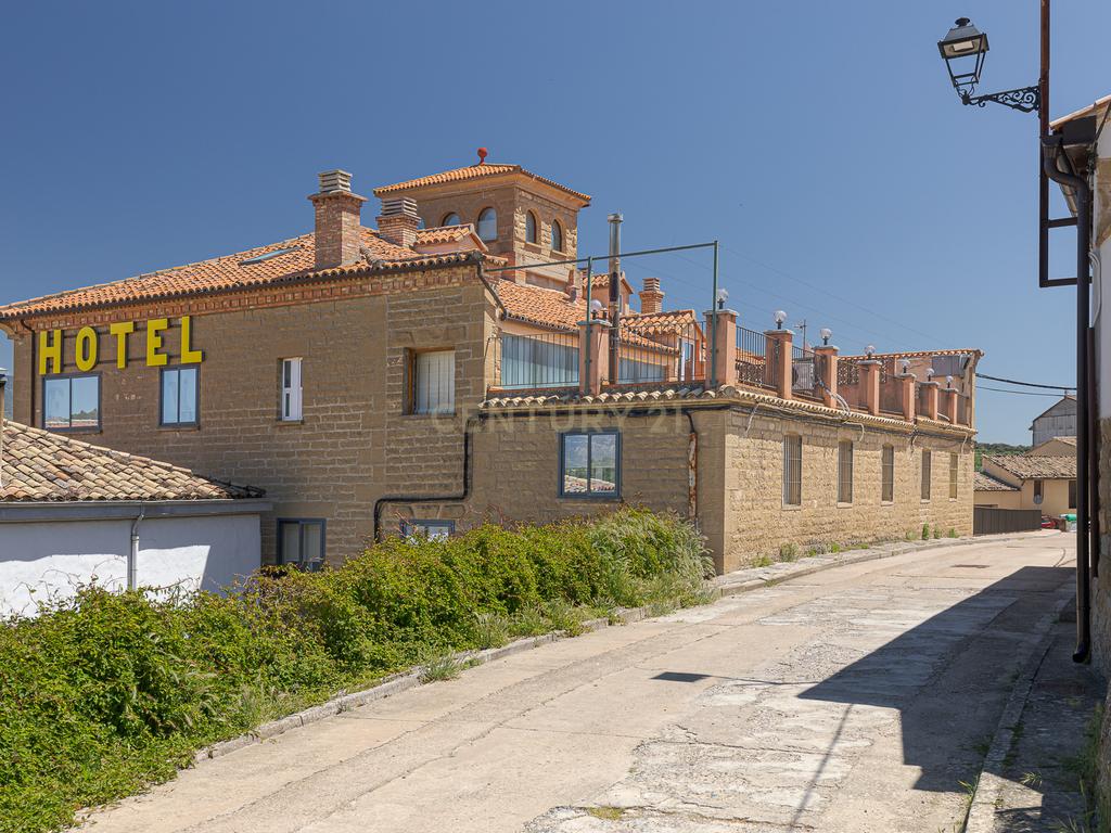 Hotel Moderno em Aragón com 25 Quartos e Vista Panorâmica - Image 46