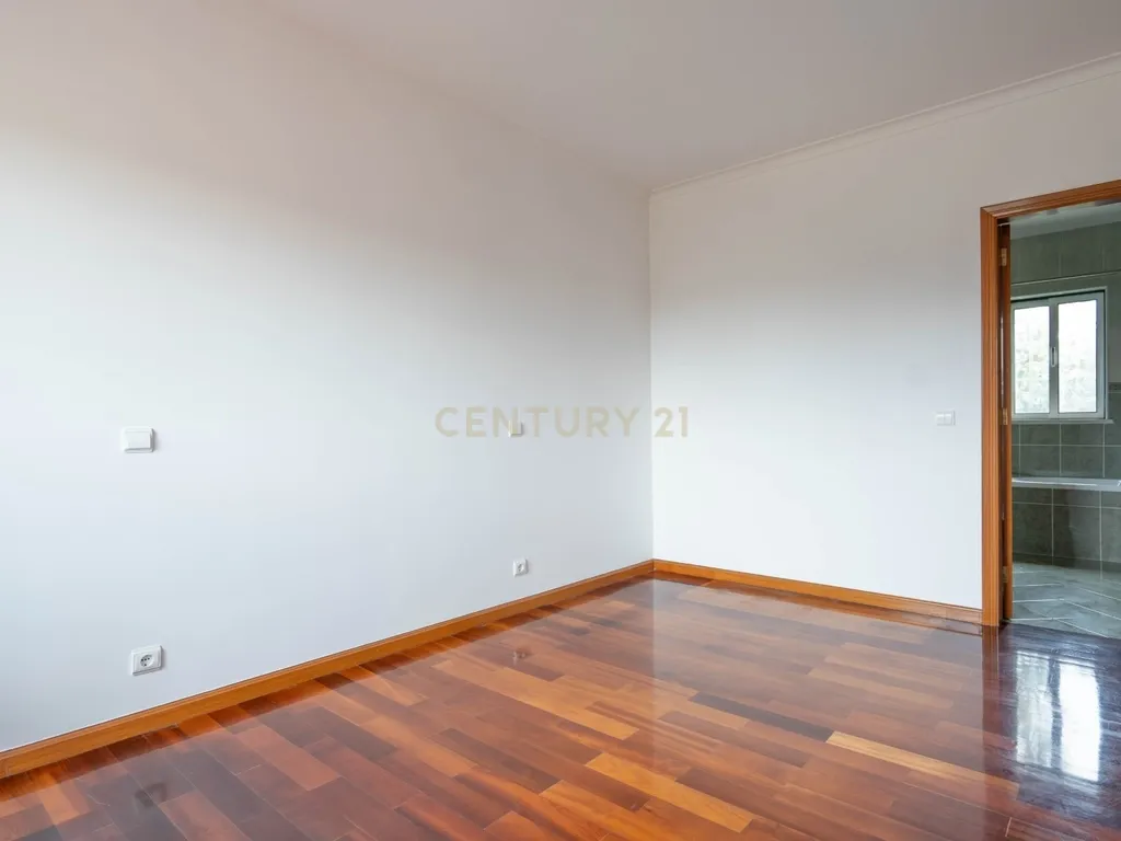 Moradia T5 - C/ terreno - Excelente estado - Image 55