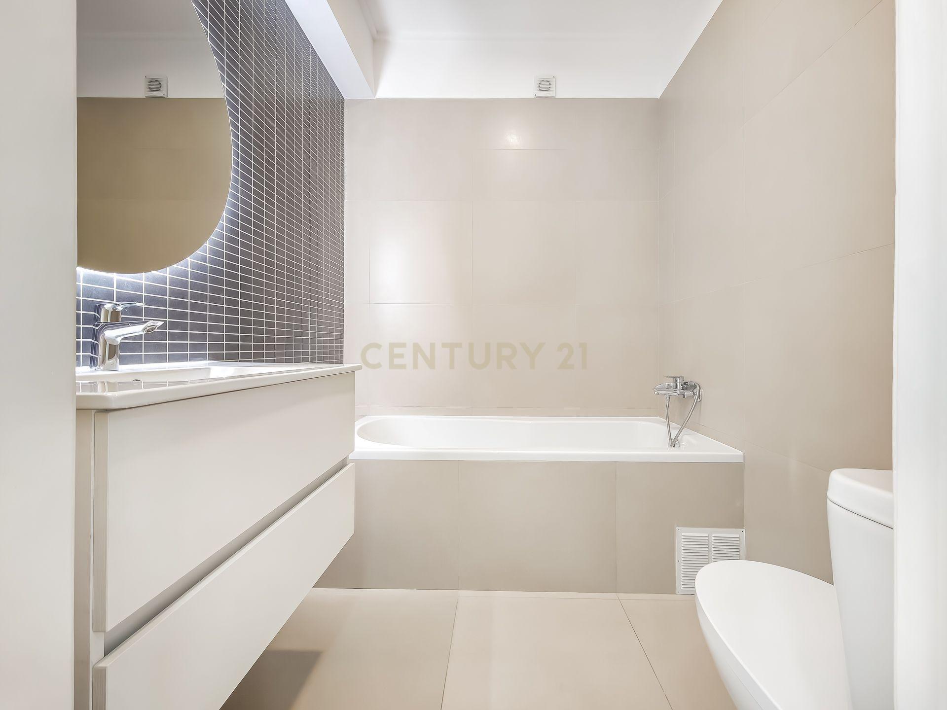 Fotografia 9 de Apartamento Renovado T2 | Suíte | Mobilado | Elevador | Ar Condicionado | Luminoso|  Estoril | Cascais |  a 12 minutos da Praia