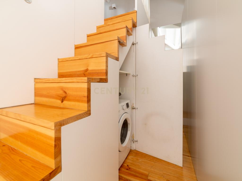 Apartamento com Terraço e Vista Única sobre o Porto – Rua de Santa Teresa - Image 9