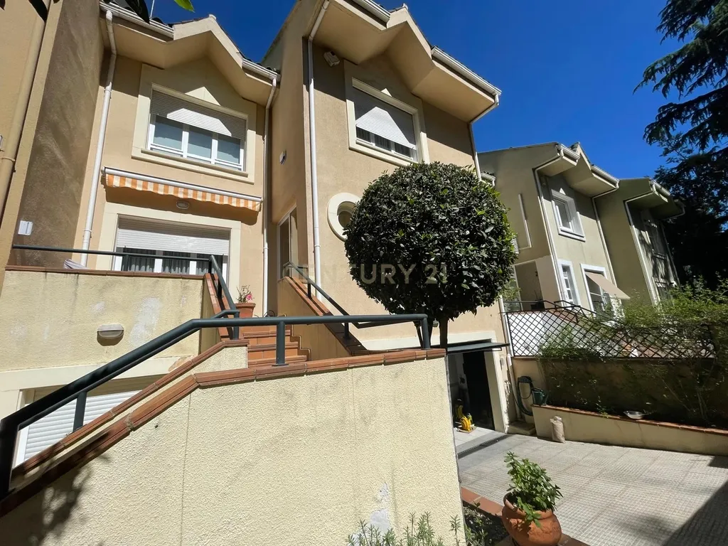 Luxuosa Moradia Renovada em Madrid com Vista para a Cidade - Image 1