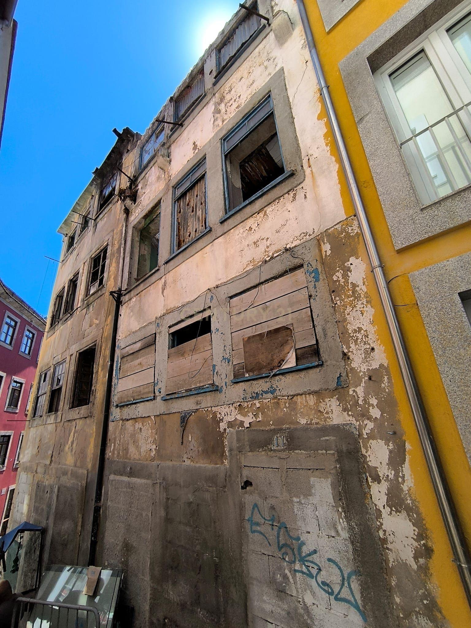 Fotografia 9 de Edifício típico no Porto entre a Sé e a Mouzinho da Silveira para reconstrução