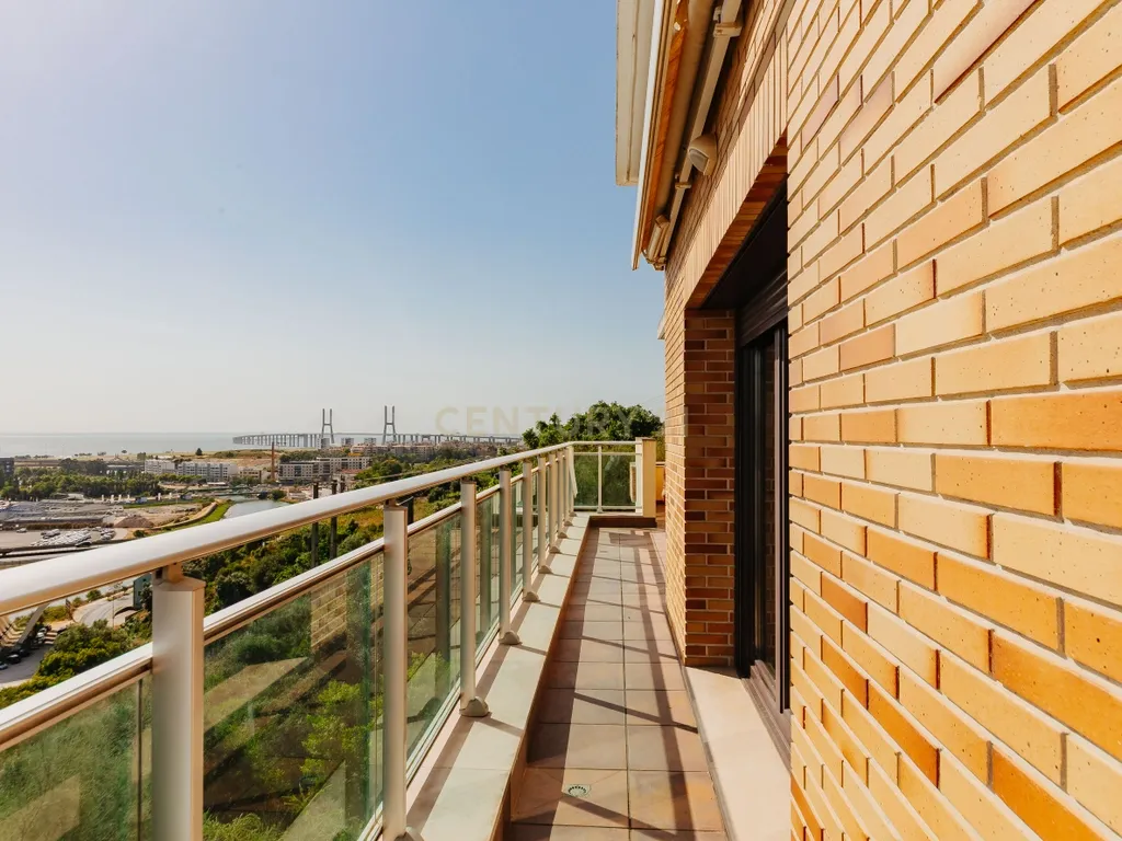 Apartamento T3 com vista da Varanda sobre o Rio Tejo nos Terraços da Ponte Sacavém - Image 33