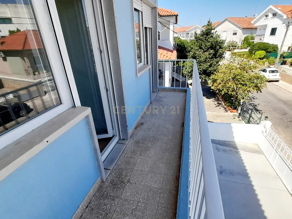 Apartamento t2 remodelado em zona muito sossegada de Santarém - Image 8